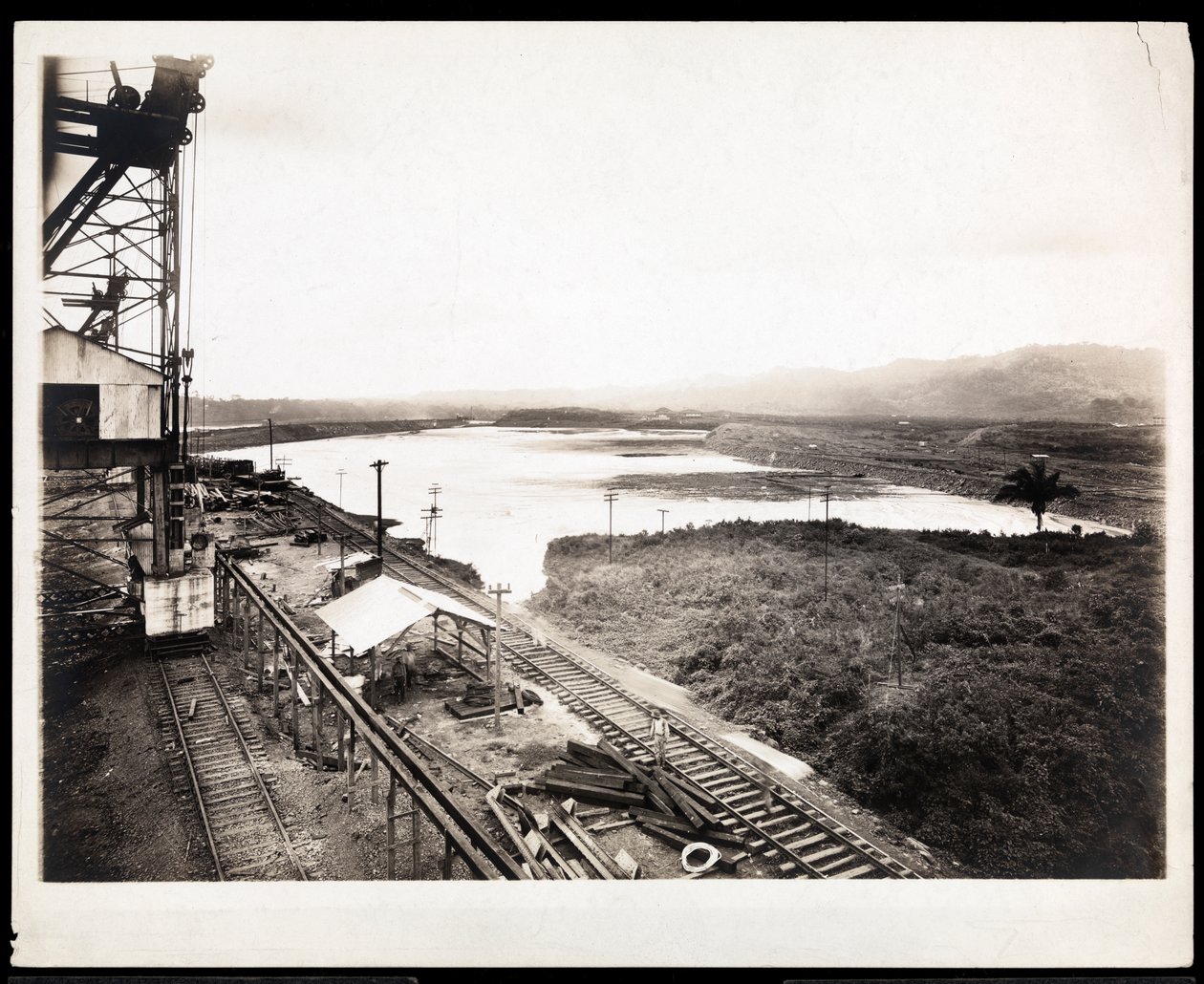 Ansicht von Eisenbahnschienen und Maschinen beim Bau des Panamakanals, 1912 oder 1913 von Byron Company