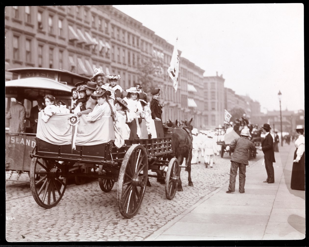 Ansicht von jungen Frauen in einem Wagen in der Straßenreinigerparade auf der 34th Street nahe der 4th Avenue, New York, 1896 von Byron Company