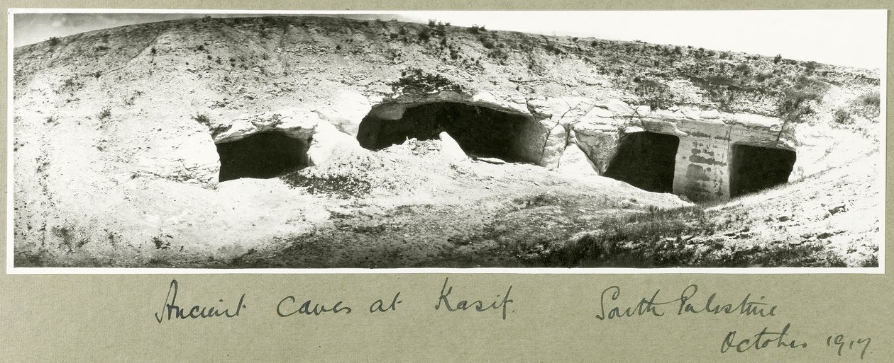 Alte Höhlen bei Kasif, Südpalästina, Oktober 1917 von Capt. Arthur Rhodes