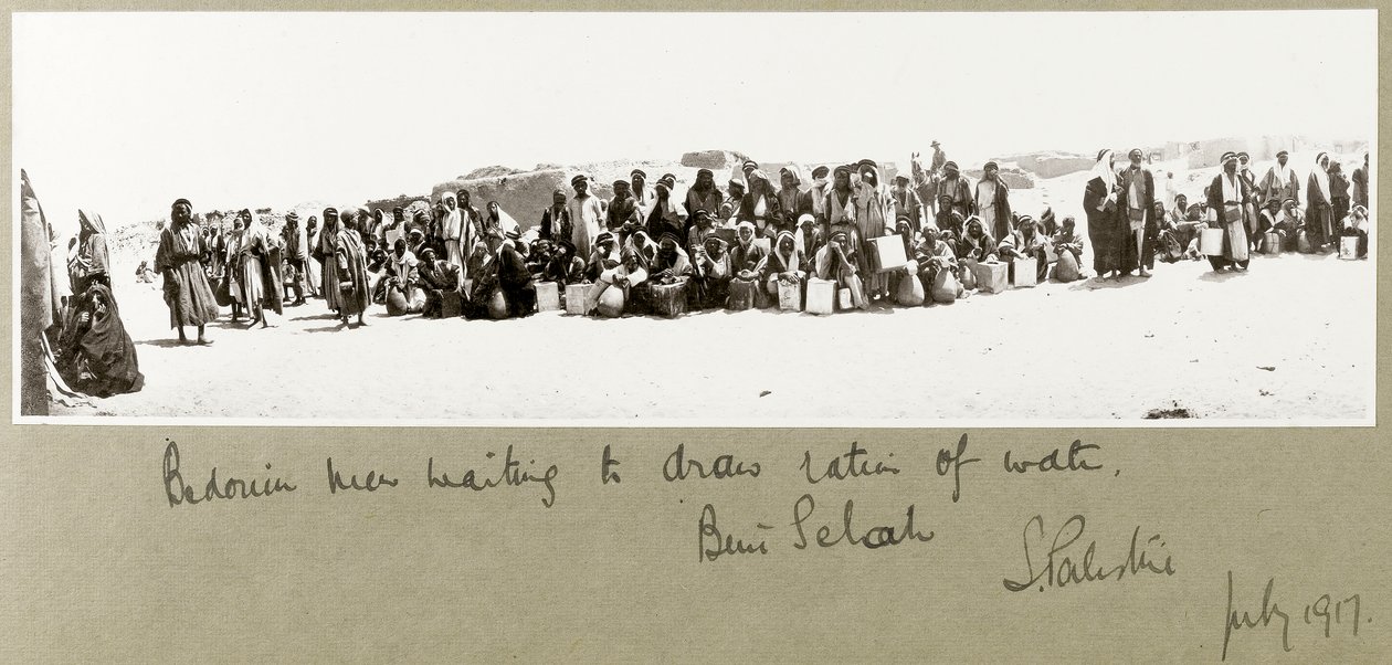 Beduinenmänner warten darauf, ihre Wasserzuteilung zu erhalten, Beni Saleh, Juli 1917 von Capt. Arthur Rhodes
