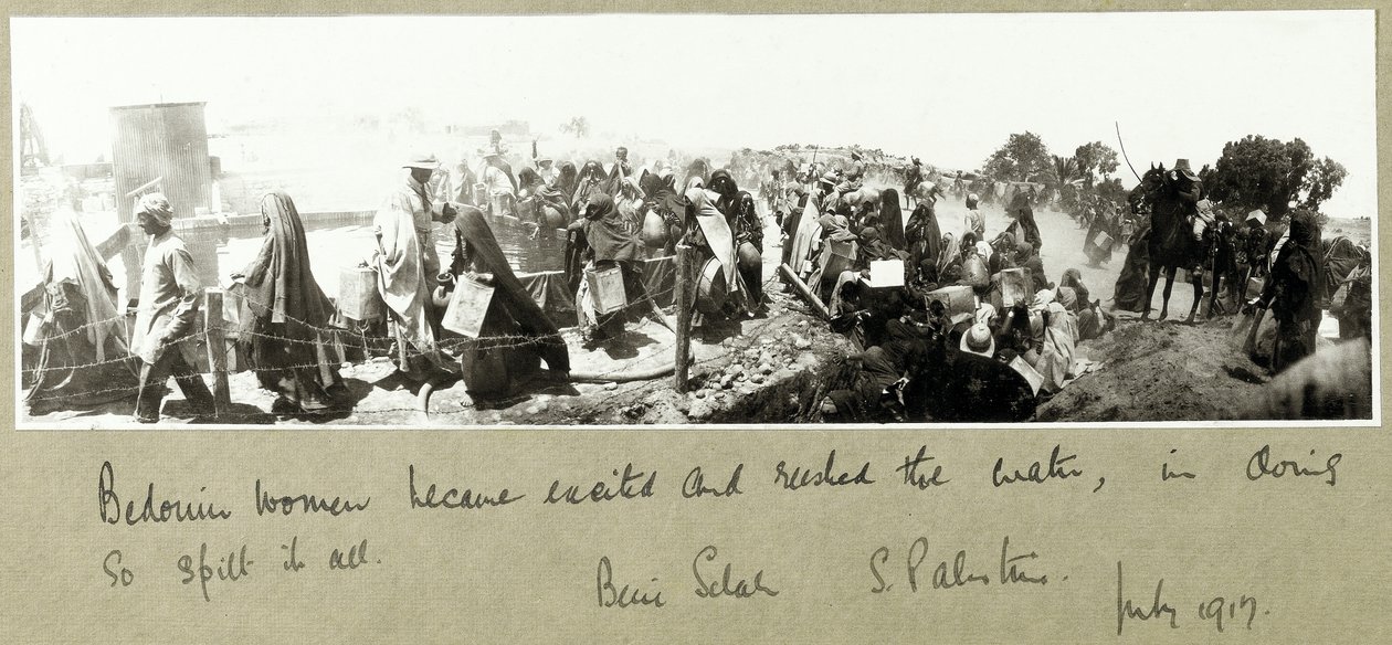 Beduinenfrauen eilen zu ihrer Wasserration, Beni Saleh, Juli 1917 von Capt. Arthur Rhodes
