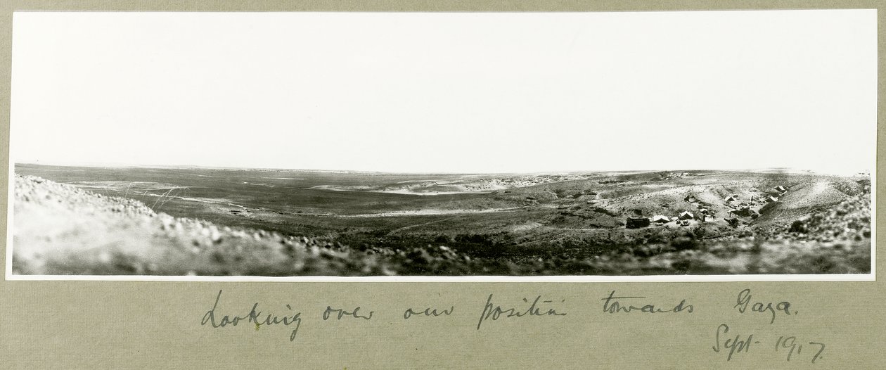 Blick über unsere Position in Richtung Gaza, September 1917 von Capt. Arthur Rhodes