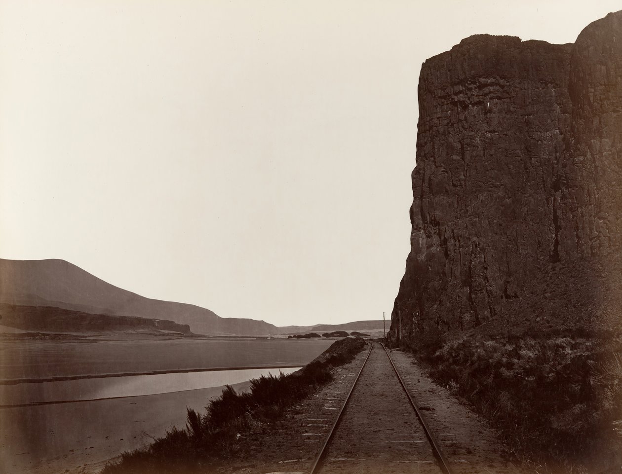 Kap Horn bei Celilo, 1867 von Carleton Emmons Watkins