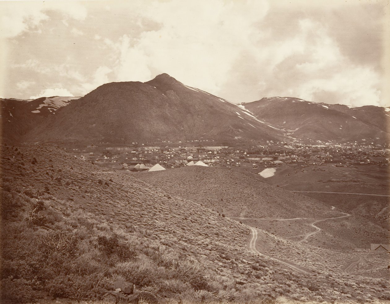 Virginia City, 1875, gedruckt ca. 1876 von Carleton Emmons Watkins