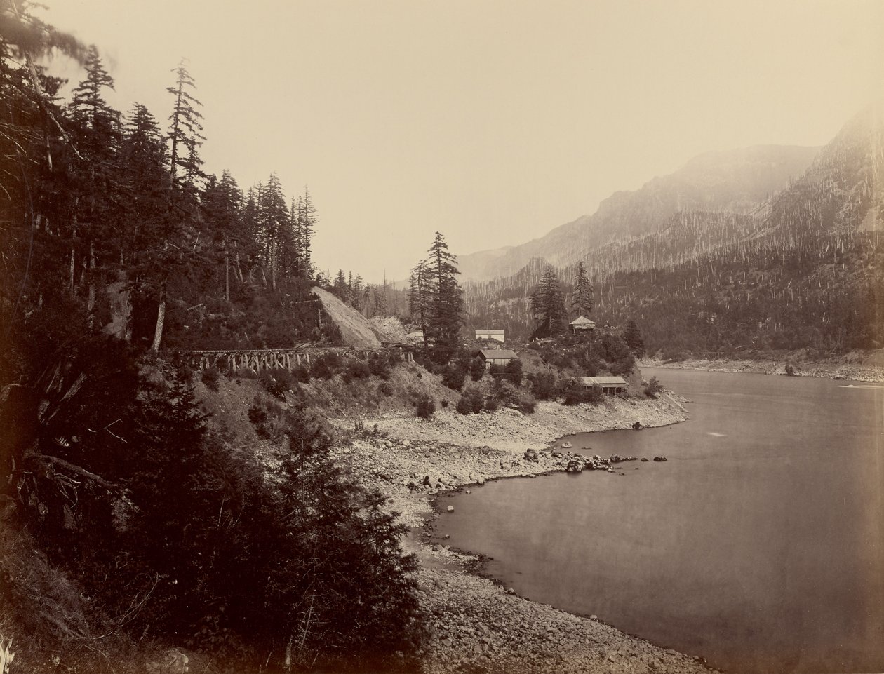 Das mittlere Blockhaus, Columbia River von Carleton Watkins