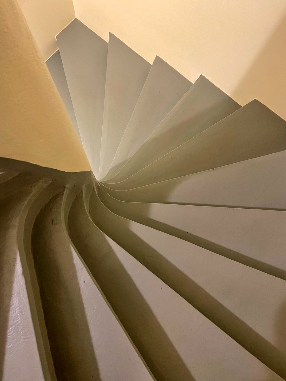 Komposition - Treppen, 2022 von Cécile Jamet
