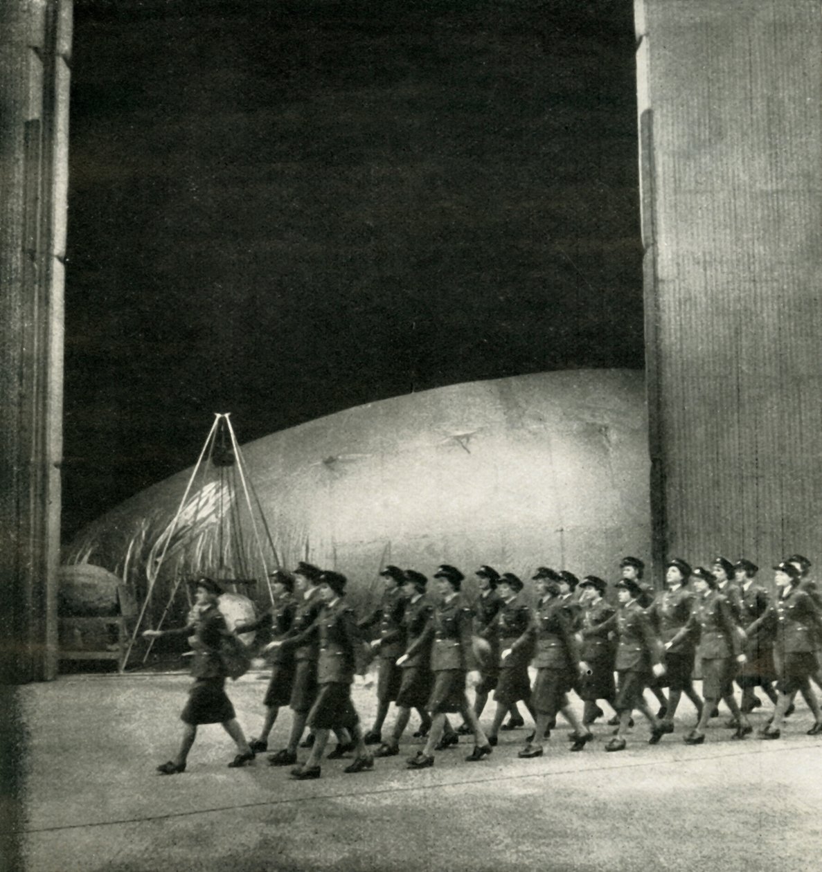 An einem Ballonzentrum, ca. 1943 von Cecil Beaton