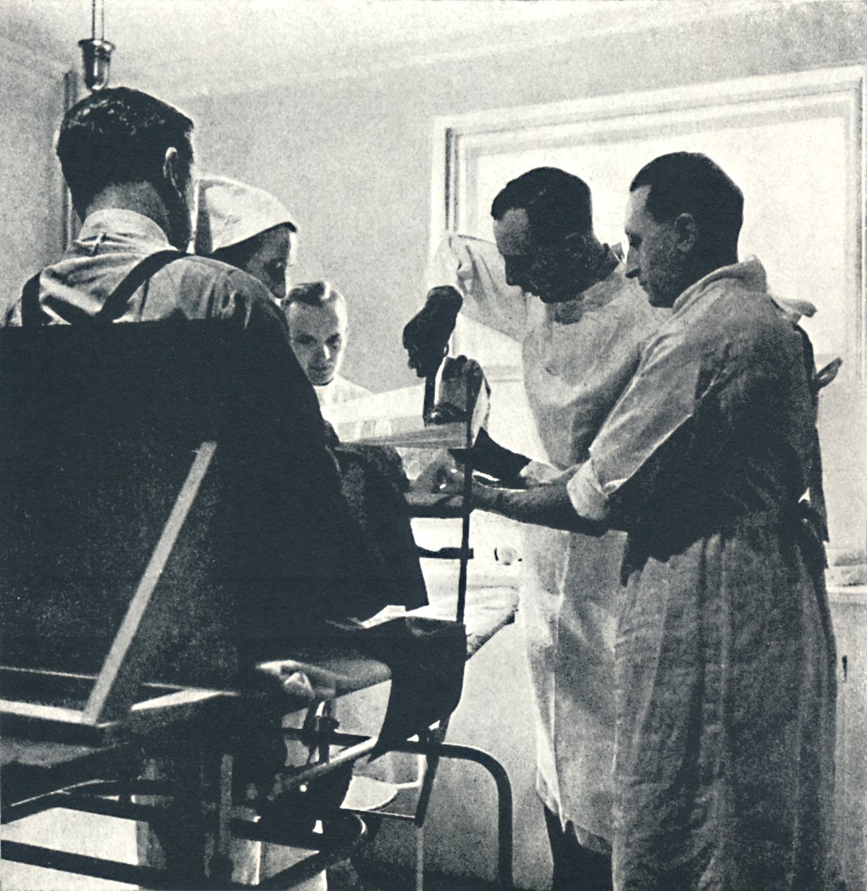 Genesungskrankenhaus - Verletzter Knöchel, 1941 von Cecil Beaton