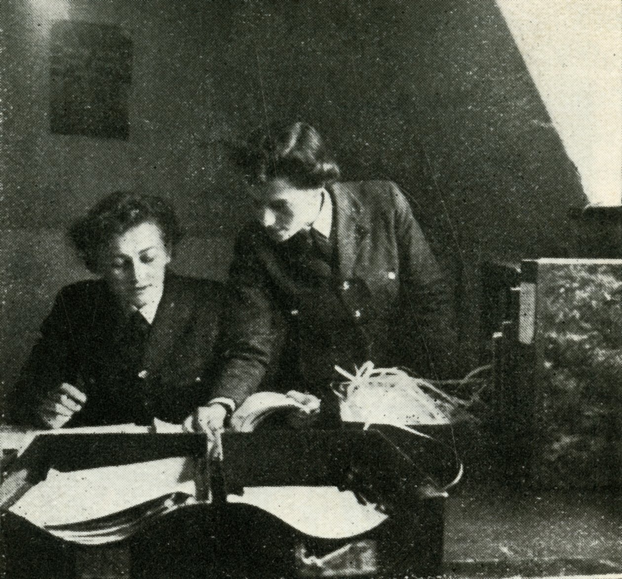 Im Signal-Dienst, ca. 1943 von Cecil Beaton