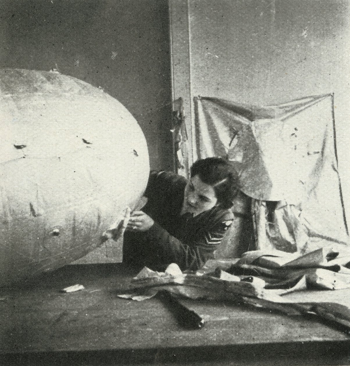 Reparatur von Sperrballons, um 1943 von Cecil Beaton
