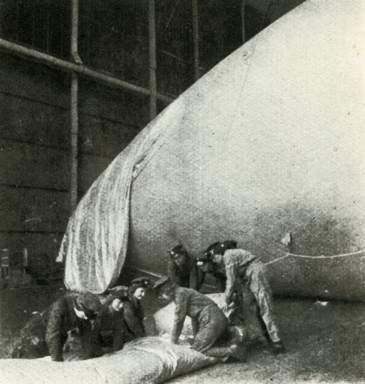 Reparatur von Sperrballons, ca. 1943 von Cecil Beaton