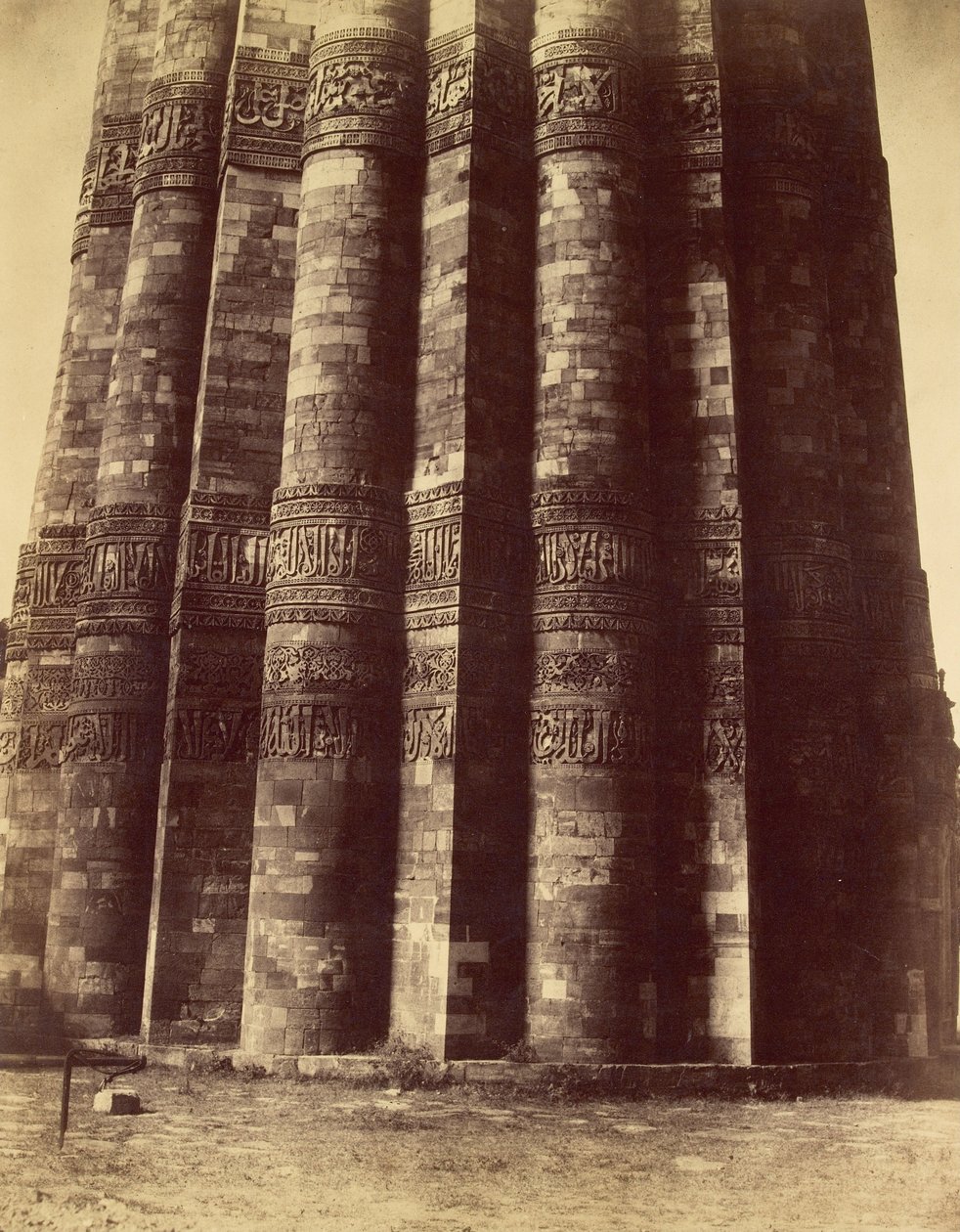 Detailansicht des Sockels der Kootub-Säule von Charles Moravia