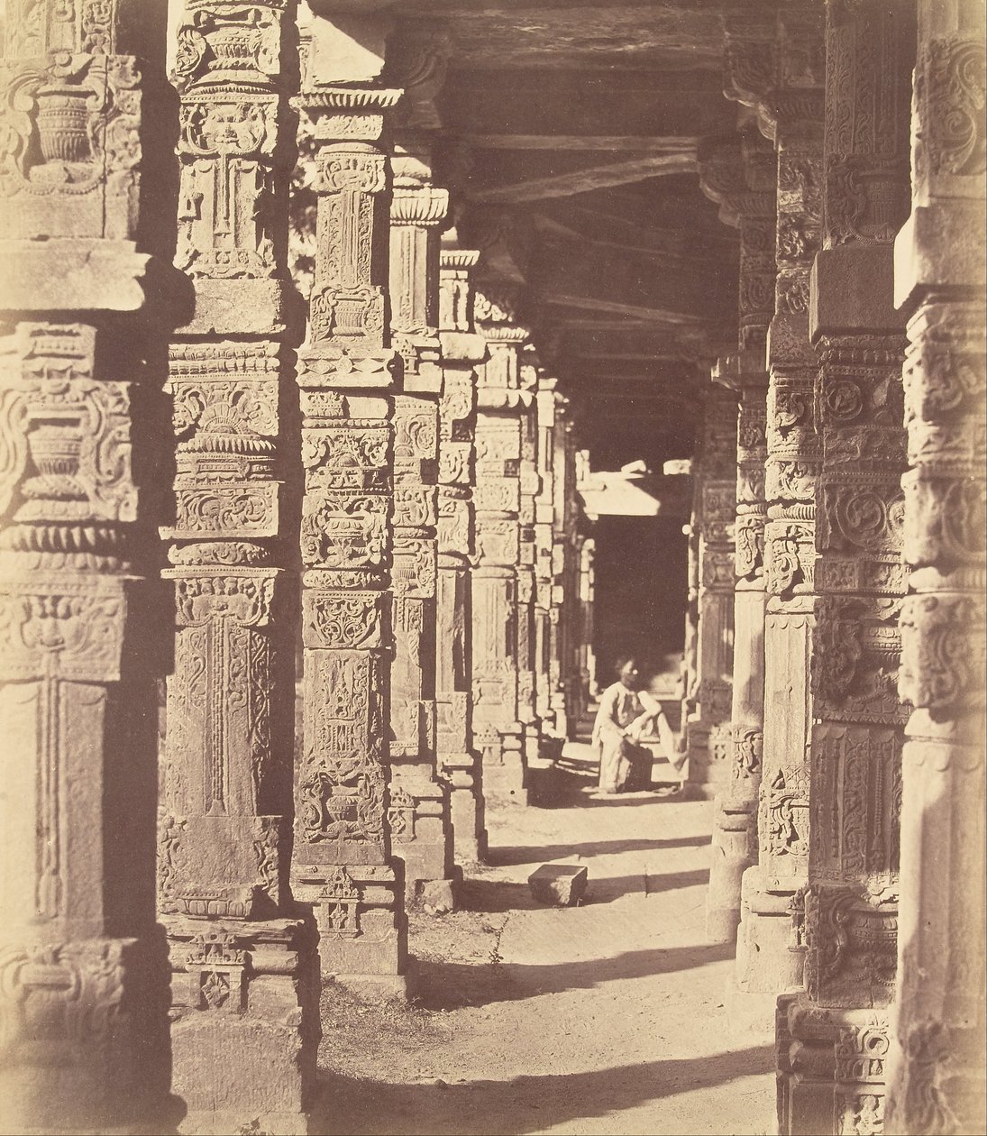 Innenansicht des Hindoo-Tempels in Kootub von Charles Moravia