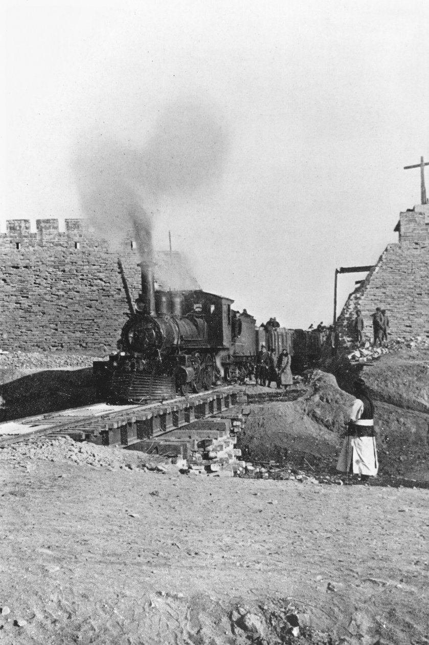 Erster Zug, der durch die Mauer von Peking, China, fährt, ca. 1900 von Chinese Photographer