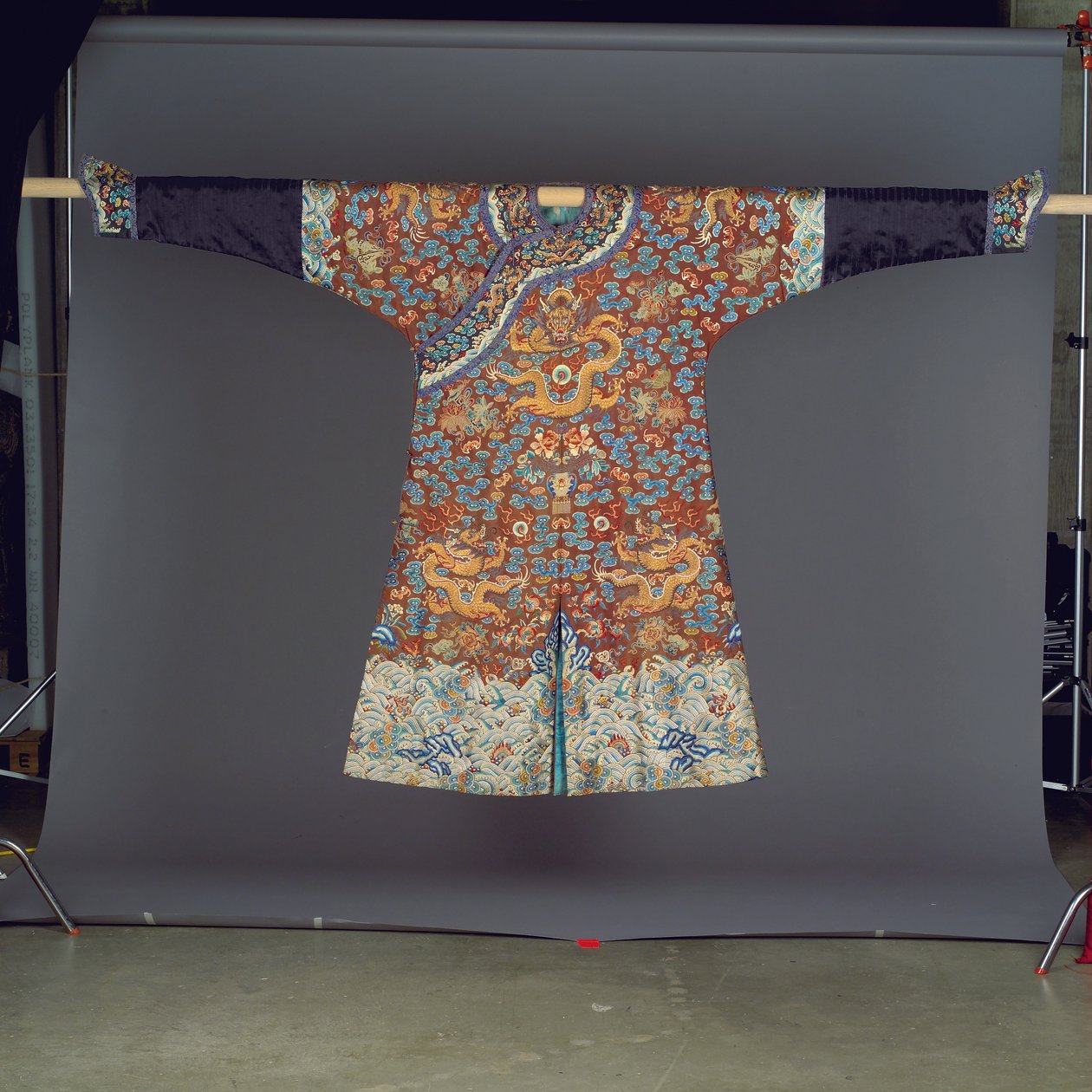 Halbformale Robe (mit Drachendesign) von Chinese School