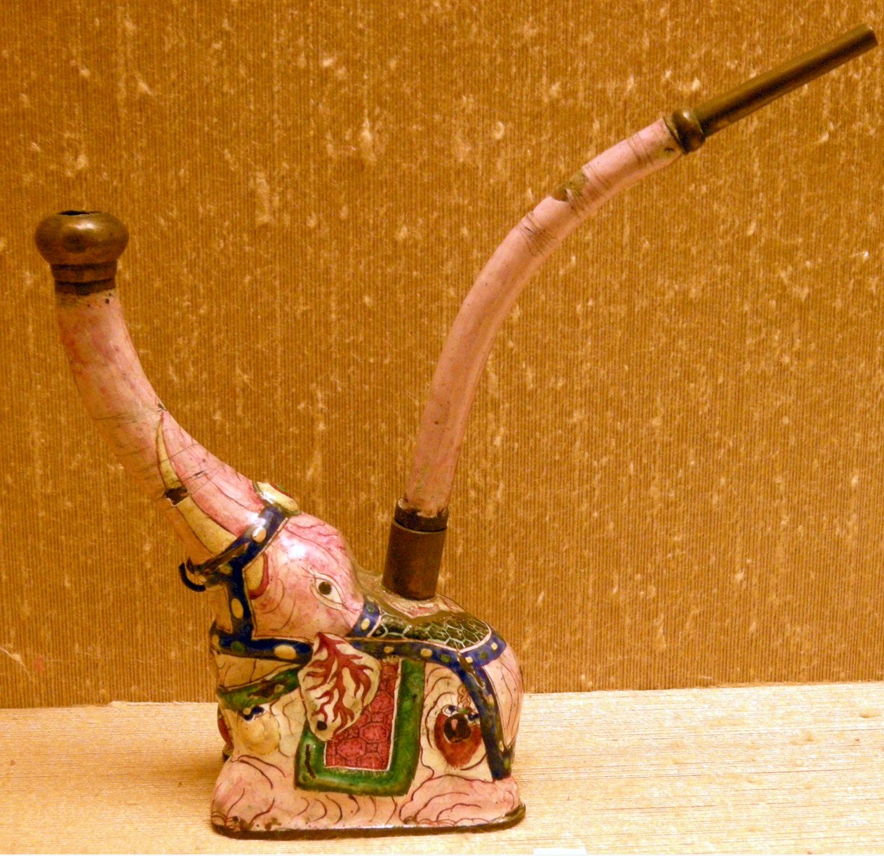 Wasserpfeife in Form eines Elefanten (Irdenware) von Chinese School