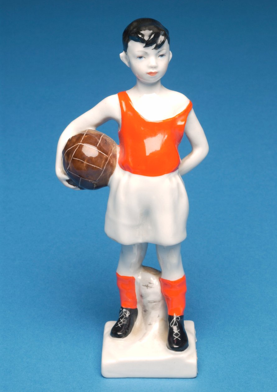 Dänischer Junge mit einem Fußball (Keramik) von Danish School