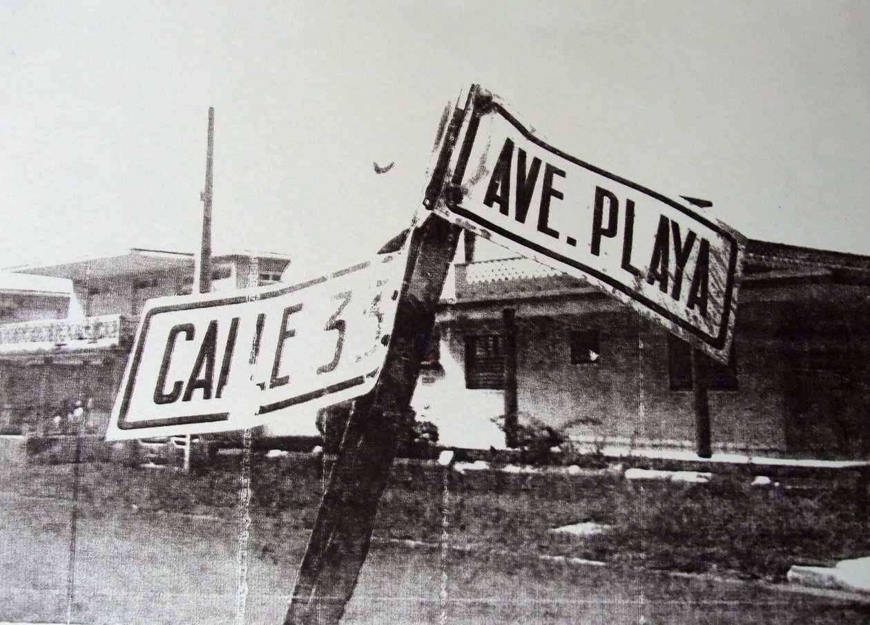 Schwarz-weißes Straßenschild von David Studwell