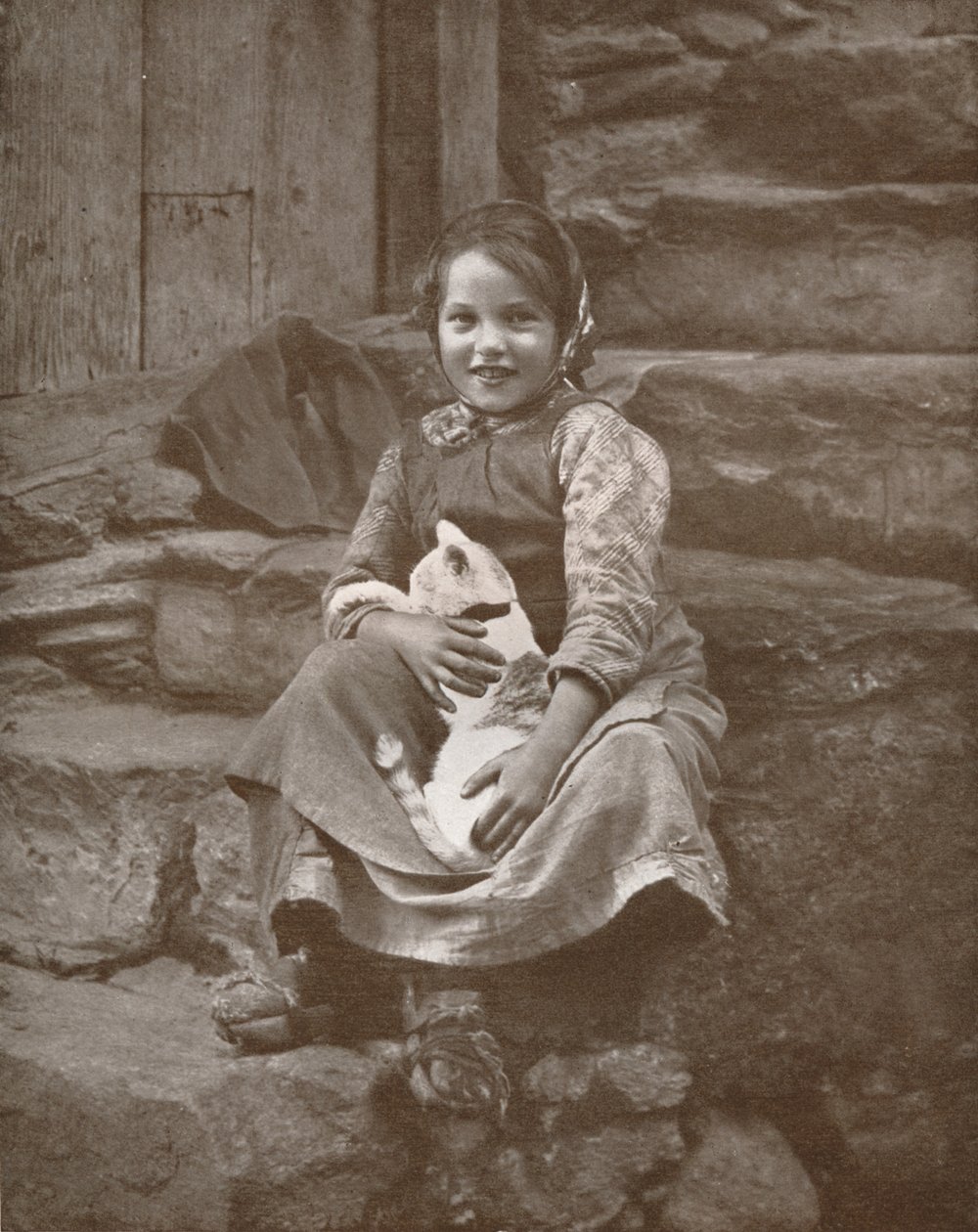 Zwei kleine Schweizer Dorfbewohner in Hospenthal, 1916 von Donald McLeish