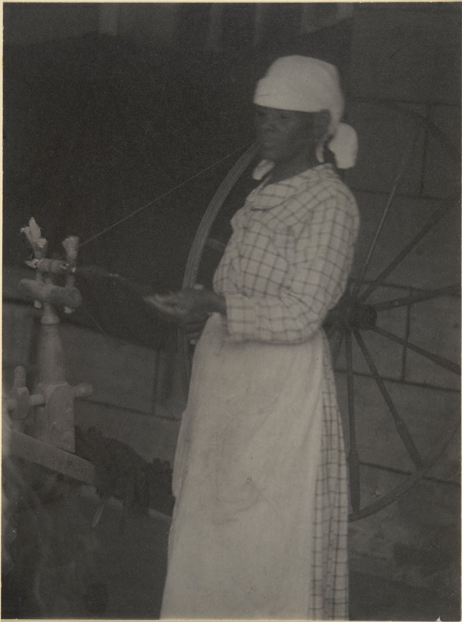 Frau am Spinnrad von Doris Ulmann