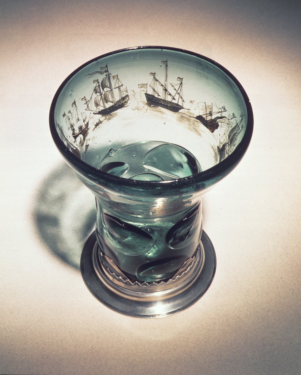Römer mit breiter Schale, verziert mit Bändern von Schiffen in Schwarzlot-Technik (Glas) von Dutch School