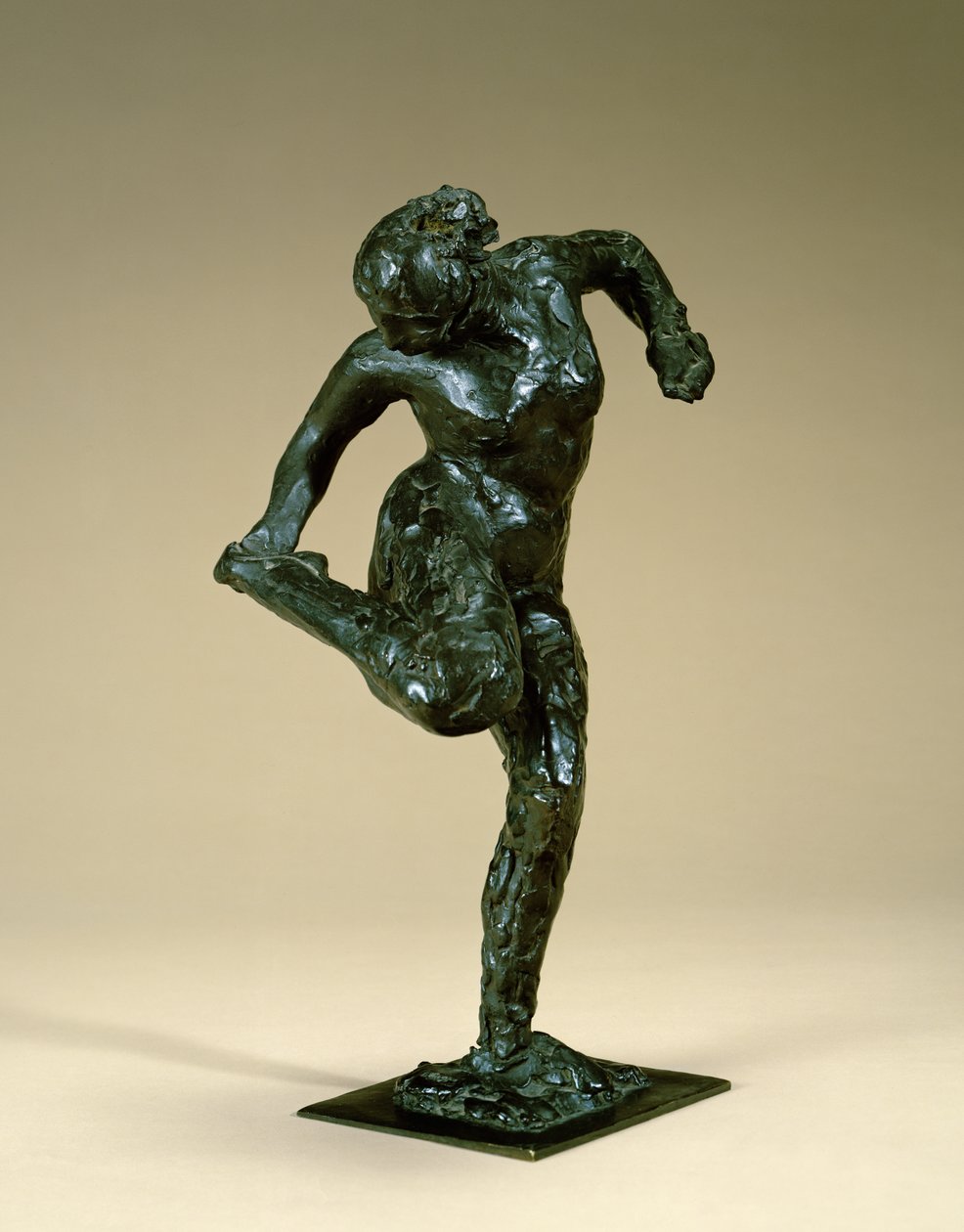 Tänzerin, die ihren Fuß hält, um 1900-10 von Edgar Degas