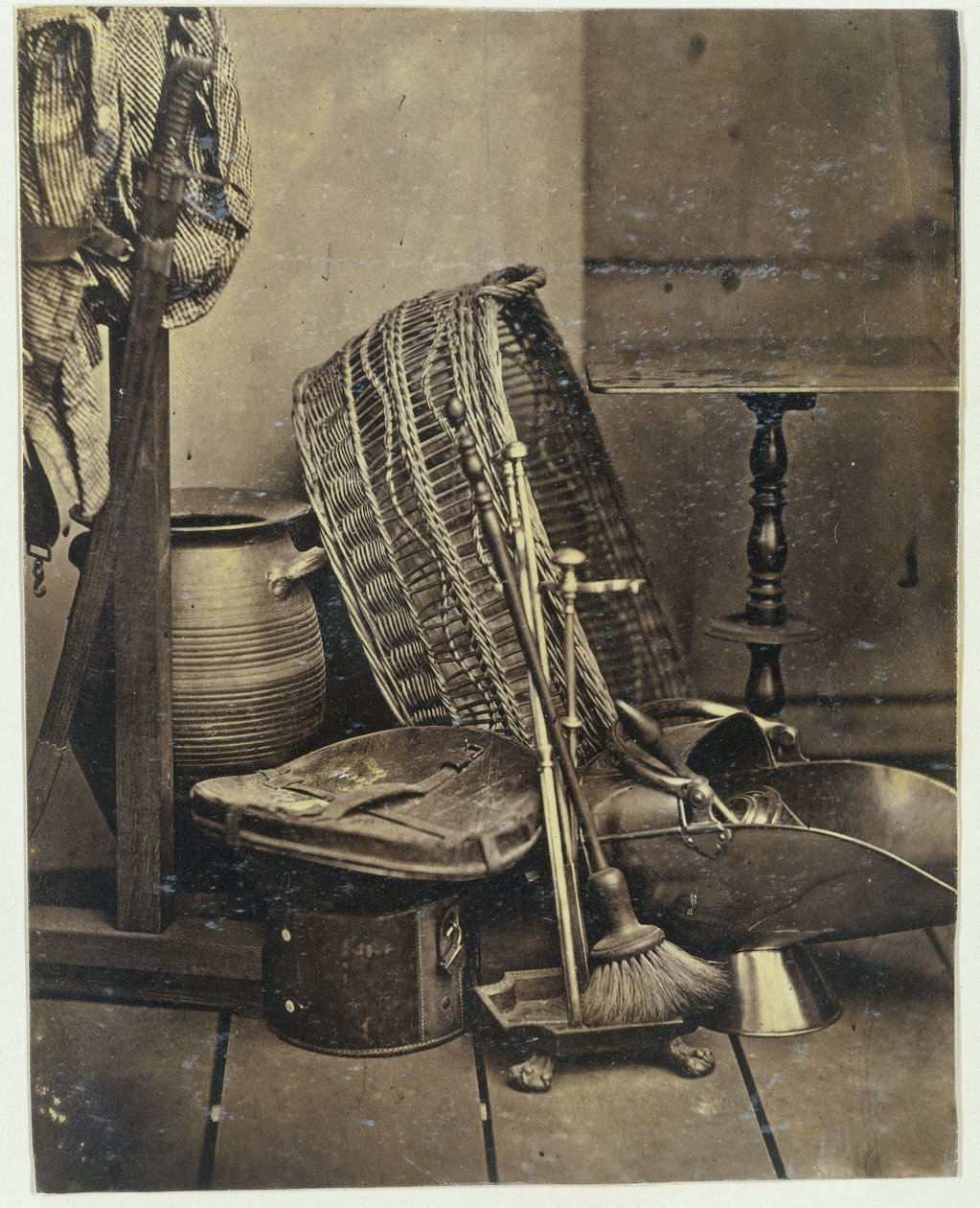 Stillleben mit Degen, Korb und Ofenzubehör von Eduard Isaac Asser