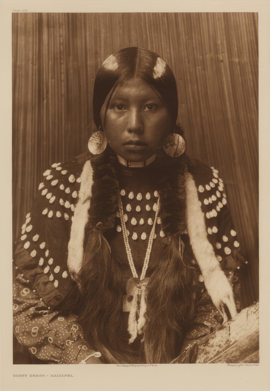 Staubiges Kleid - Kalispel von Edward S. Curtis