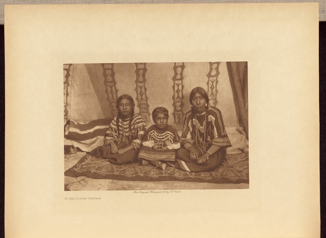In der Lodge - Piegan von Edward S. Curtis