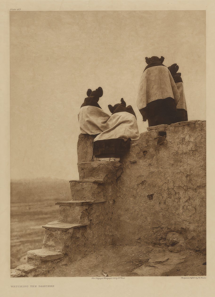 Die Tänzer beobachten von Edward S. Curtis