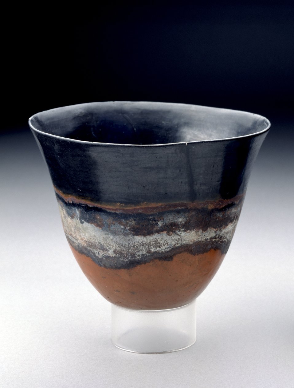 Tiefe Schale mit leuchtend rotem und schwarzem Äußeren, getrennt durch ein weißes Band, Kerma-Becher, 13.-14. Dynastien, ca. 1755-1640 v. Chr. von Egyptian