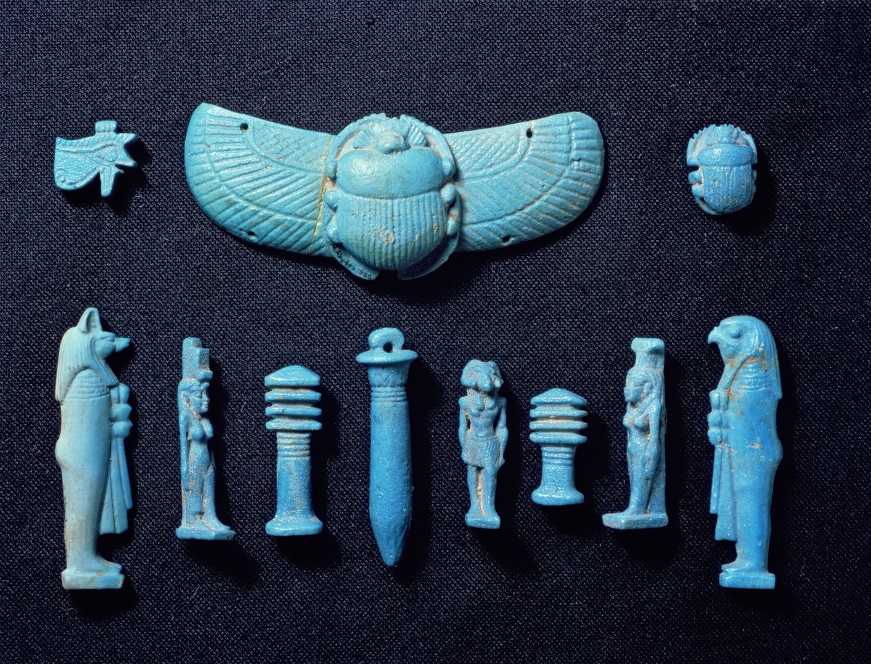 Ägyptische Amulette, aus Abydos, wahrscheinlich 18. Dynastie, Neues Reich, ca. 1555-1337 v. Chr. (faience blau glasierte Keramik) von Egyptian