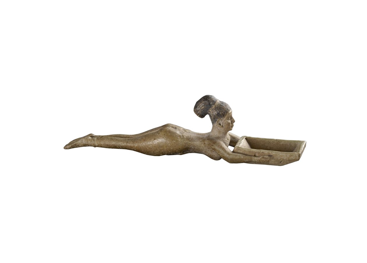 Löffel in Form eines nackten Mädchens, das mit einem rechteckigen Becken vor ihr schwimmt von Egyptian