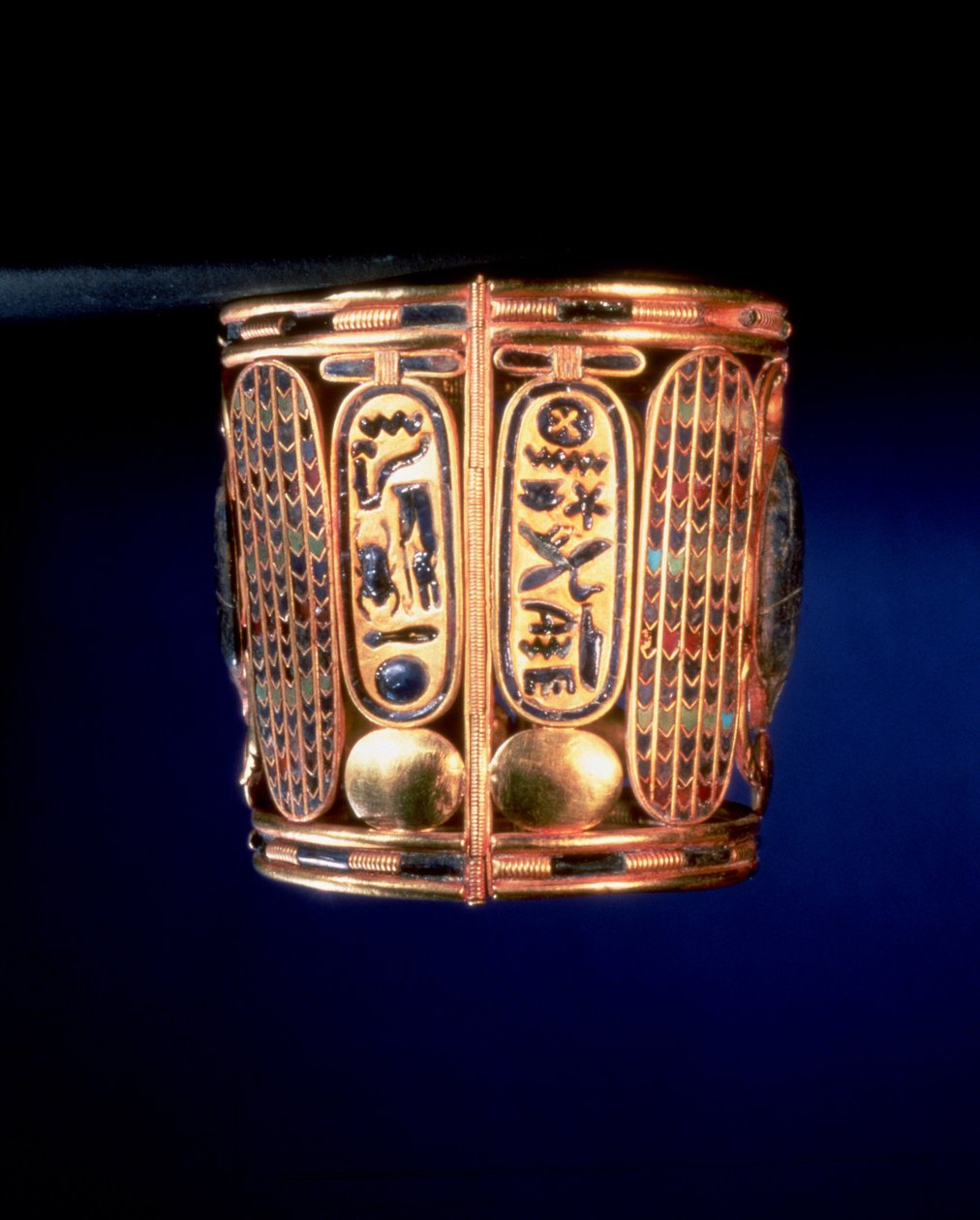 Armband mit der Kartusche von Psusennes I. (ca. 1039-991 v. Chr.) gefunden an den Armen von König Amenemope in Tanis, Dritte Zwischenzeit von Egyptian 21st Dynasty