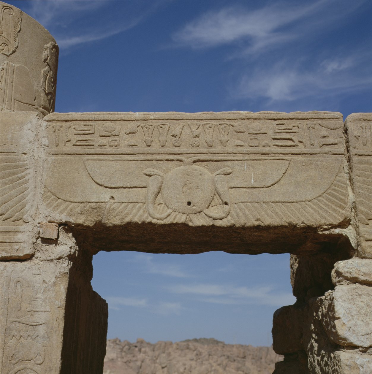 Architrav mit Schnitzerei, aus dem Tempel der Isis von Egyptian Ptolemaic Period