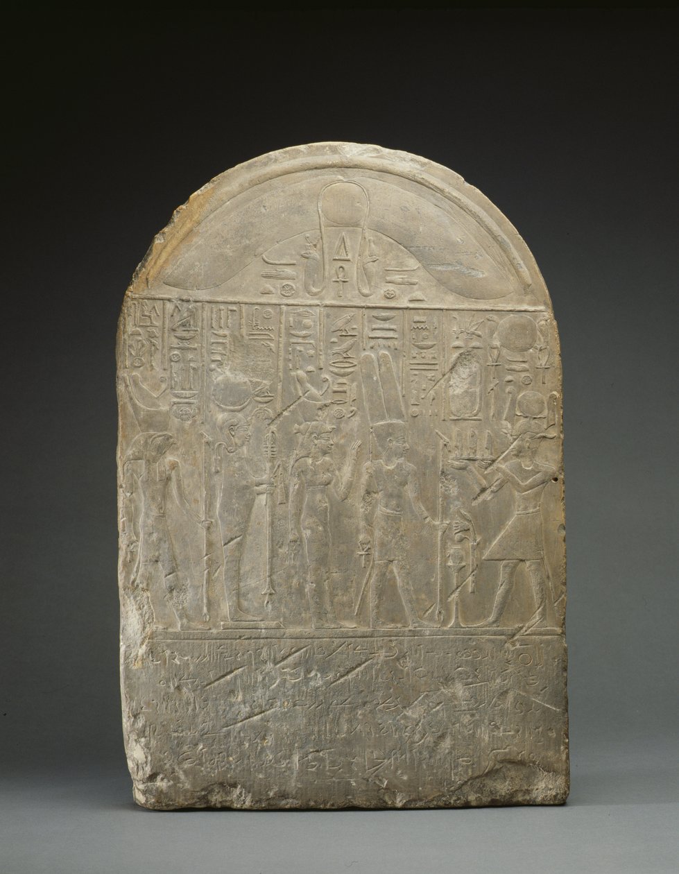 Spendenstele mit Texten in Hieroglyphen und Demotisch, wahrscheinlich aus Semabehdet, datiert 301 v. Chr. von Egyptian Ptolemaic Period
