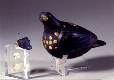 Votivtaube und Anhänger in Form eines Stierkopfes, aus Susa, Südwestiran, ca. 1150 v. Chr. von Elamite