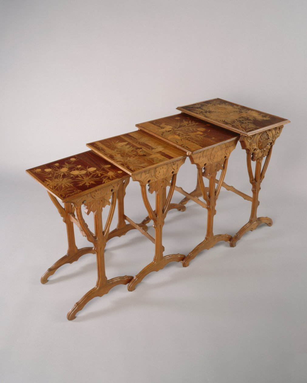 Ein Satz Tische, um 1900 von Emile Galle