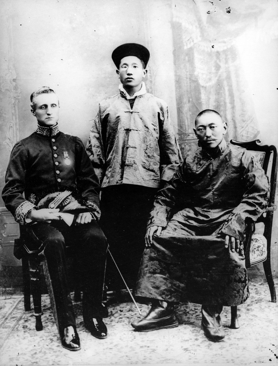 13. Dalai Lama, Sir Charles Bell und Maharaj Kumar Sidkeong Trul-ku, 1910 von English Photographer