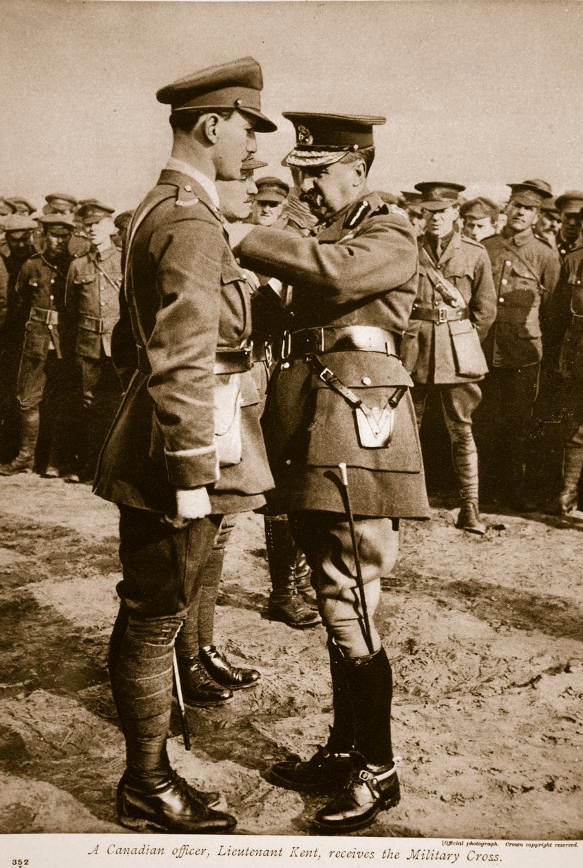 Ein kanadischer Offizier, Leutnant Kent, erhält das Militärkreuz von English Photographer