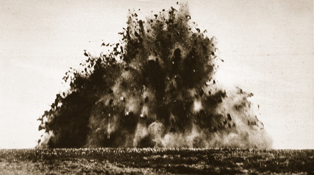 Eine große Mine wird im französischen Gebiet während des Ersten Weltkriegs detoniert von English Photographer