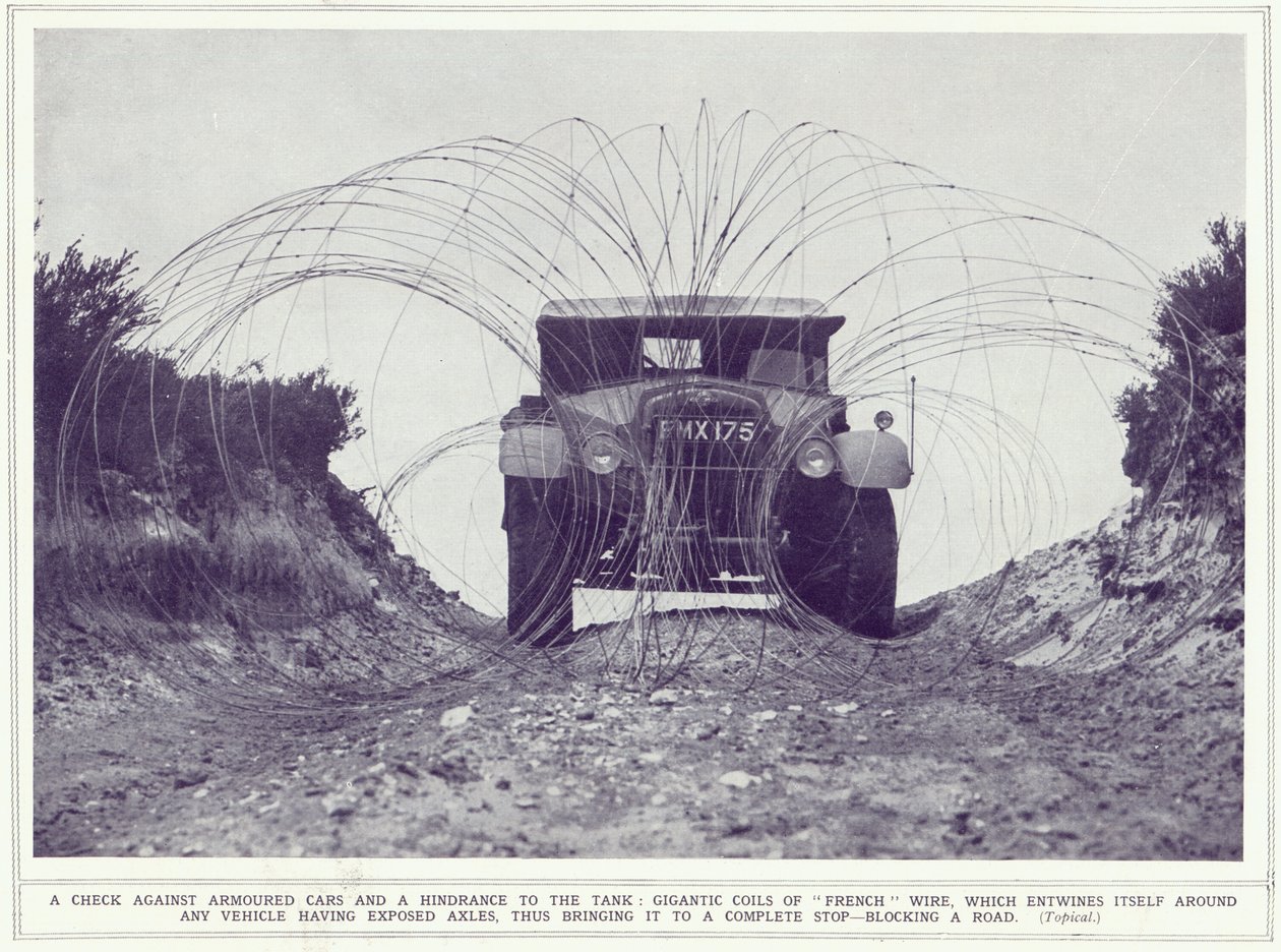 Ein gepanzertes Auto wird von gigantischen französischen Drahtrollen blockiert, die die Straße versperren, aus The Illustrated War News, veröffentlicht am 22. November 1939 von English Photographer