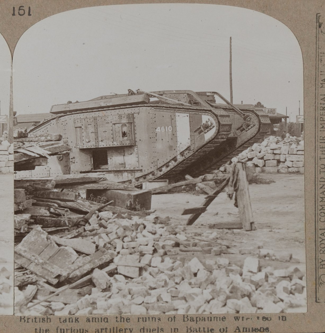 Britischer Panzer in den Ruinen von Bapaume von English Photographer