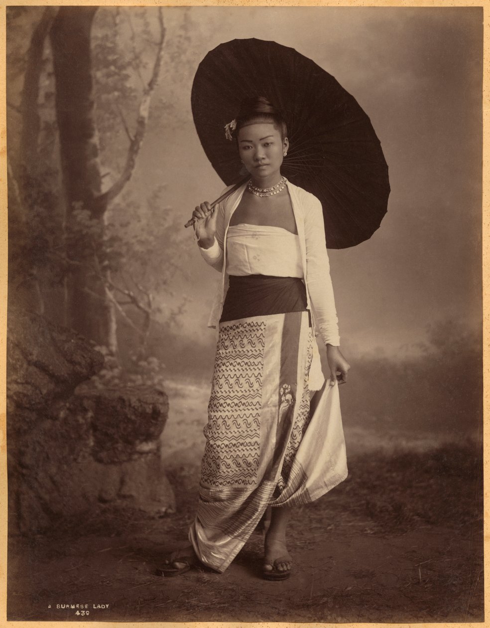 Burmesische Dame von English Photographer