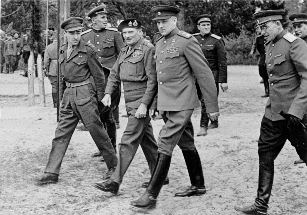Feldmarschall Bernard Montgomery mit Marschall Rokossovsky, 10. Mai 1945 von English Photographer