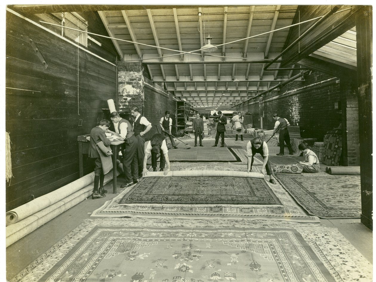 Endkontrolle, Teppichfabrik, 1923 von English Photographer