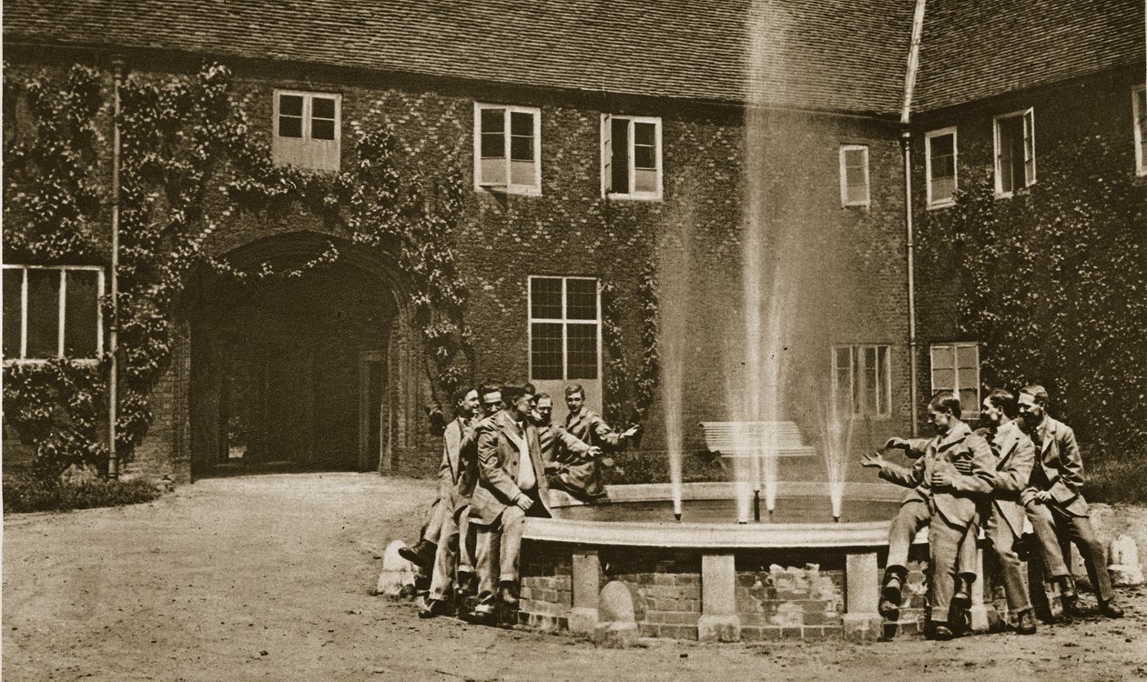 Im Hof des Fulham Palace von English Photographer