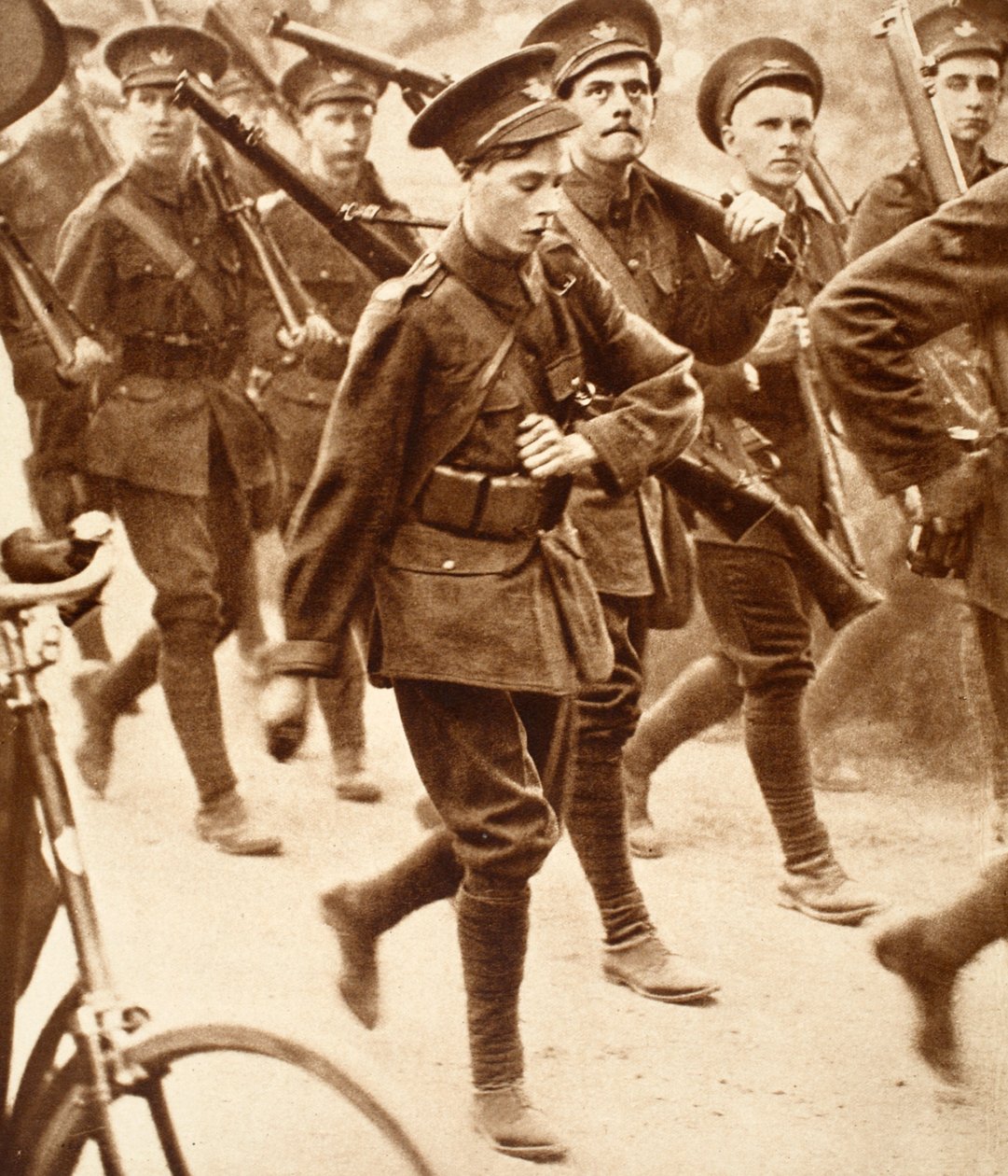 König Edward VIII. marschiert mit dem Oxford University O.T.C., vor dem Ersten Weltkrieg, ca. 1911 von English Photographer