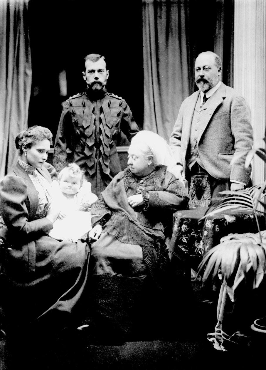 Königin Victoria, Zar Nikolaus II., Zarin Alexandra Fjodorowna, ihre Tochter Olga Nikolaevna und Albert, Prinz von Wales, fotografiert in Balmoral, 1896 von English Photographer