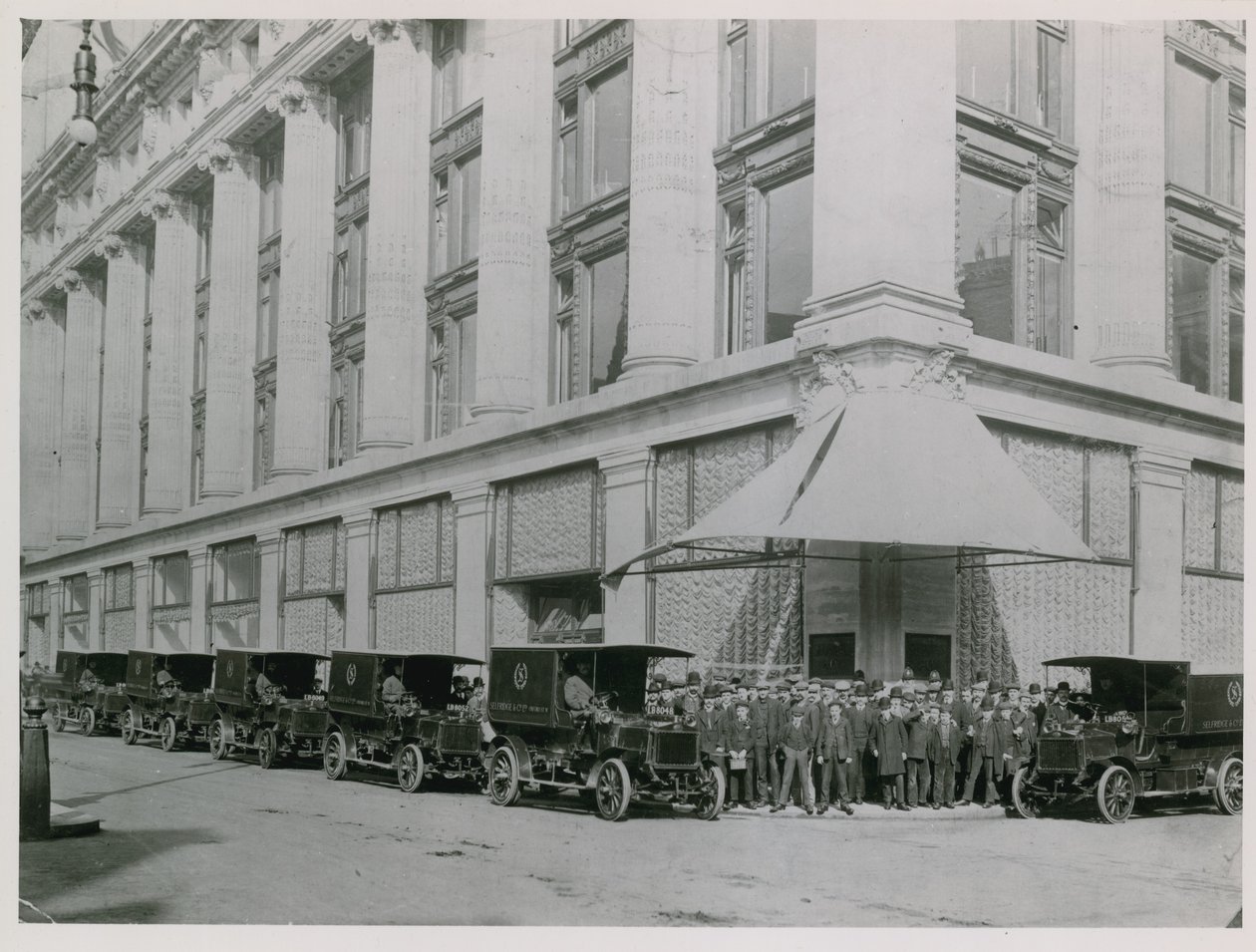 Selfridges Lieferwagen vor dem Geschäft in der Oxford Street geparkt von English Photographer